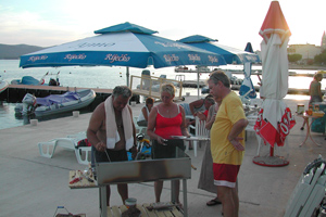 roštilj s gostima uz more